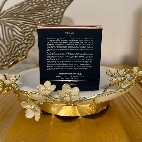 Alpharet Exfoliating Pads By SKINBETTER Science - Picture 2 of 4